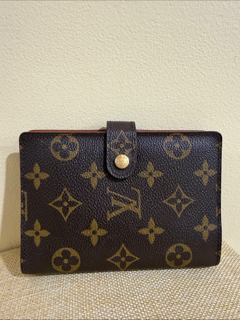 Authentic Louis Vuitton agenda Passport & Credit holder wallet ( comes with COA)